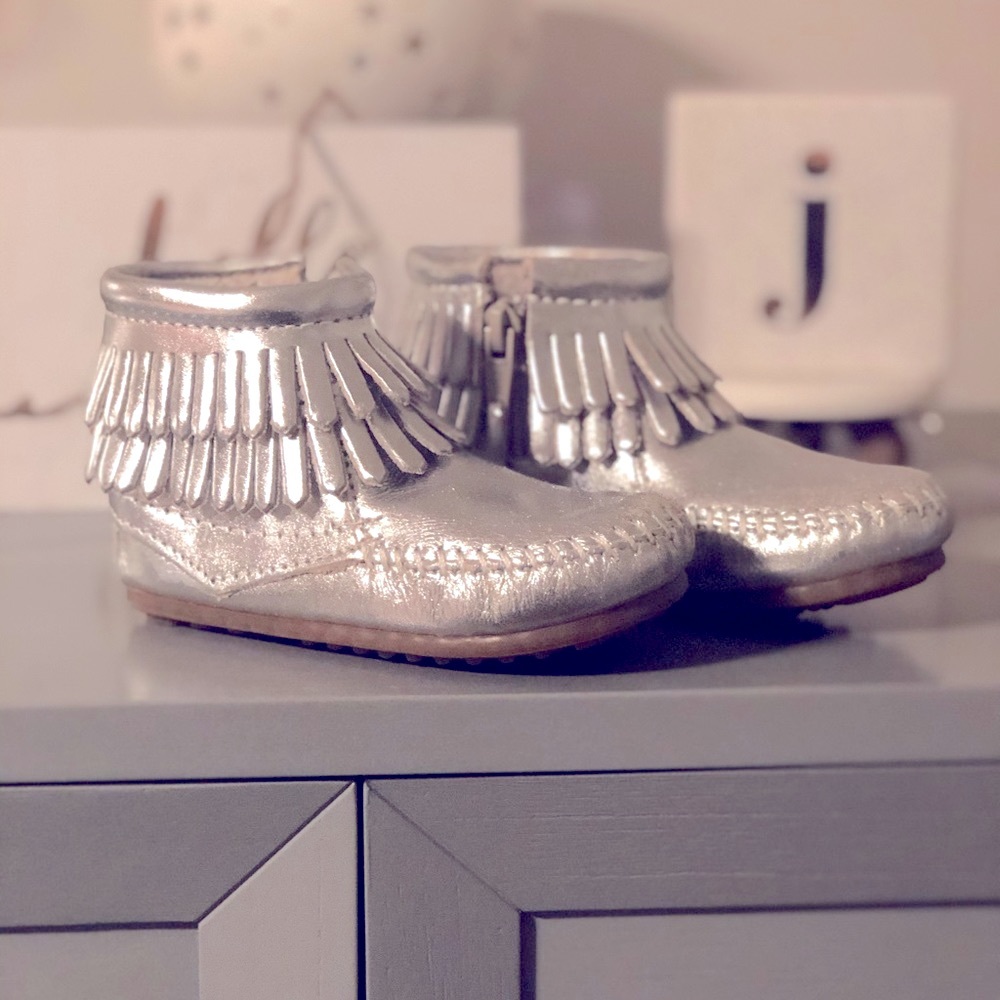 Toddler Size 6 Silver Minnetonka Fringe Bo…